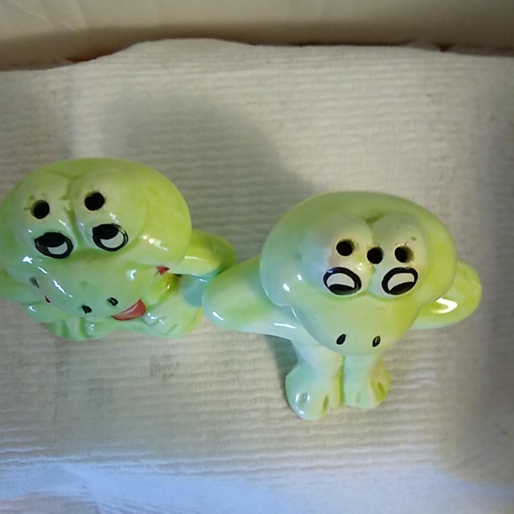 Vintage Frog Salt and Pepper Shakers - Picture 4 of 4
